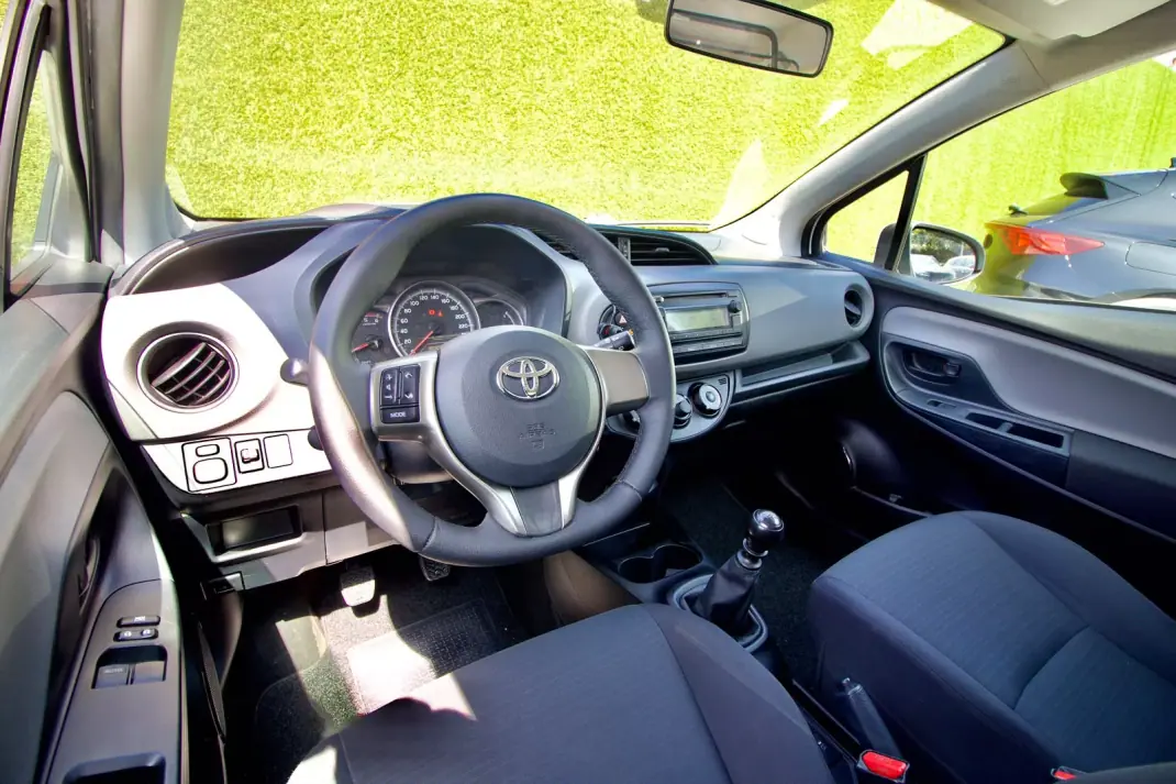 Toyota Yaris 1.4 d4d 2015 - 9900 EUR, 115000 km - 115000km - foto 7 de 15