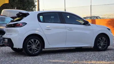Peugeot 208 2021 - 13850 EUR, 39550 km - AUTO.MOTO.pt - 39550km - foto 9 de 21
