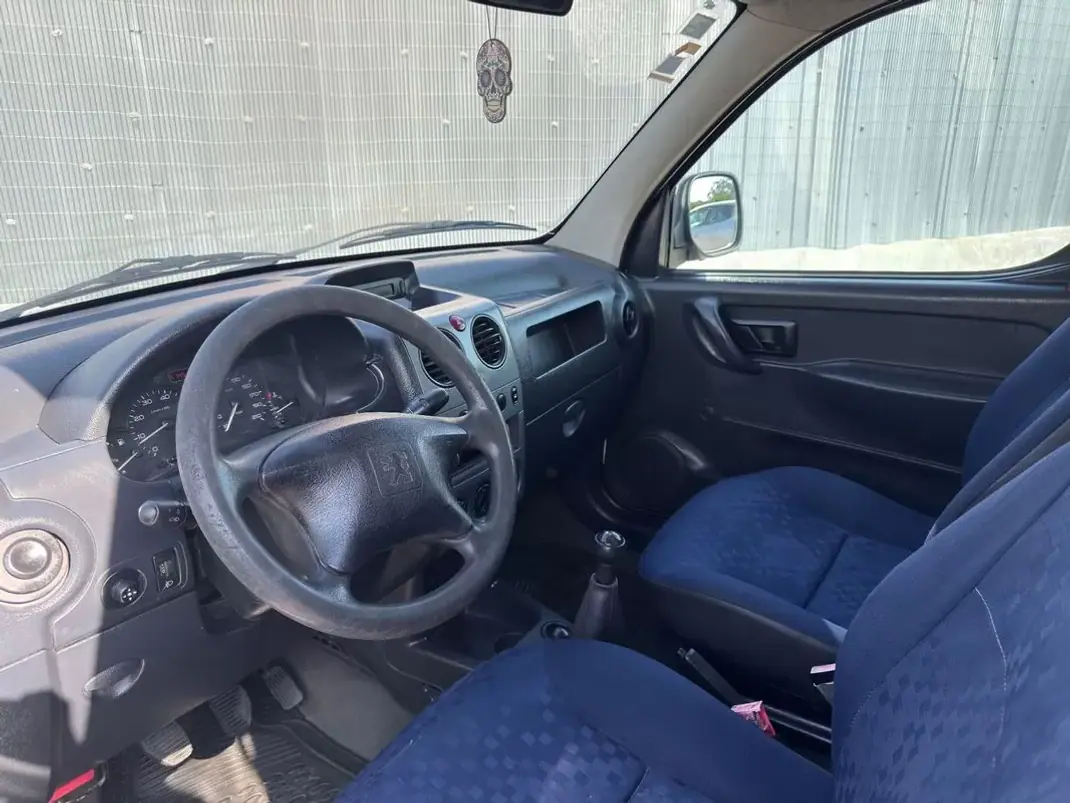 Peugeot 2006 - 5450 EUR, 149000 km - AUTO.MOTO.pt - 149000km - foto 8 de 12