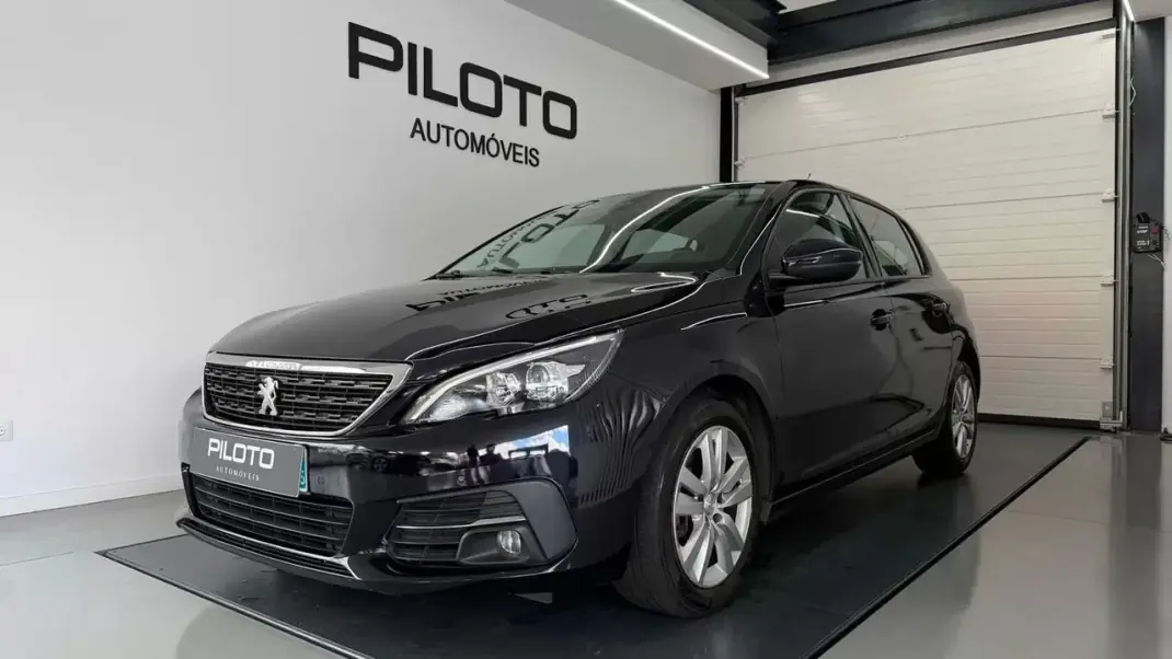 Peugeot 308 2019 - 15990 EUR, 117723 km - AUTO.MOTO.pt - 117723km - foto 1 de 23
