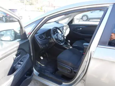 Kia Carens 2016 - 11500 EUR, 228300 km - AUTO.MOTO.pt - 228300km - foto 8 de 11
