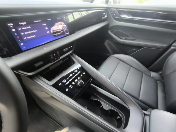Porsche Macan 2025 - 76875 EUR, 17000 km - AUTO.MOTO.pt - 17000km - foto 9 de 19