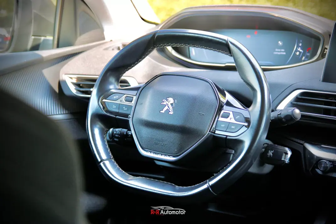 Peugeot 3008 2019 - 15900 EUR, 208000 km - AUTO.MOTO.pt - 208000km - foto 14 de 30