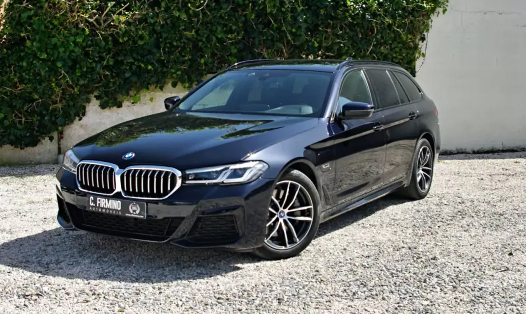 BMW 530e 2022 - 44900 EUR, 52332 km - AUTO.MOTO.pt - 52332km - foto 1 de 46