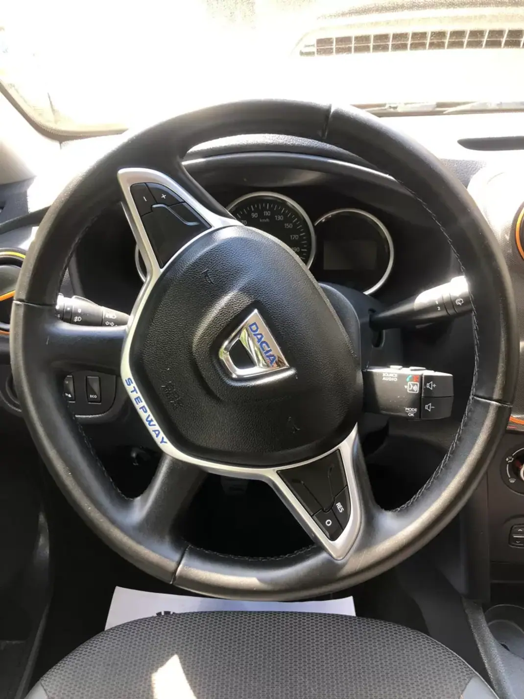 Dacia Sandero 2018 - 9900 EUR, 121000 km - AUTO.MOTO.pt - 121000km - foto 16 de 30