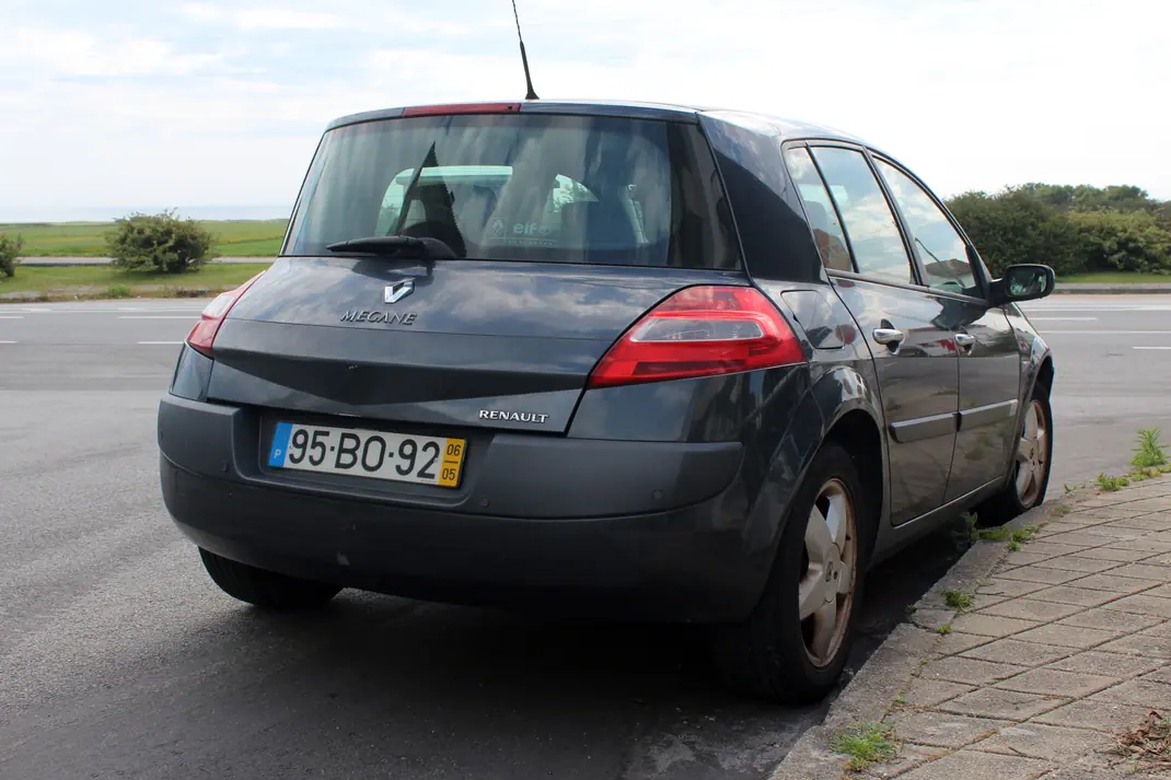Renault Mégane 2006 - 1000 EUR, 324800 km - AUTO.MOTO.pt - 324800km - foto 5 de 16