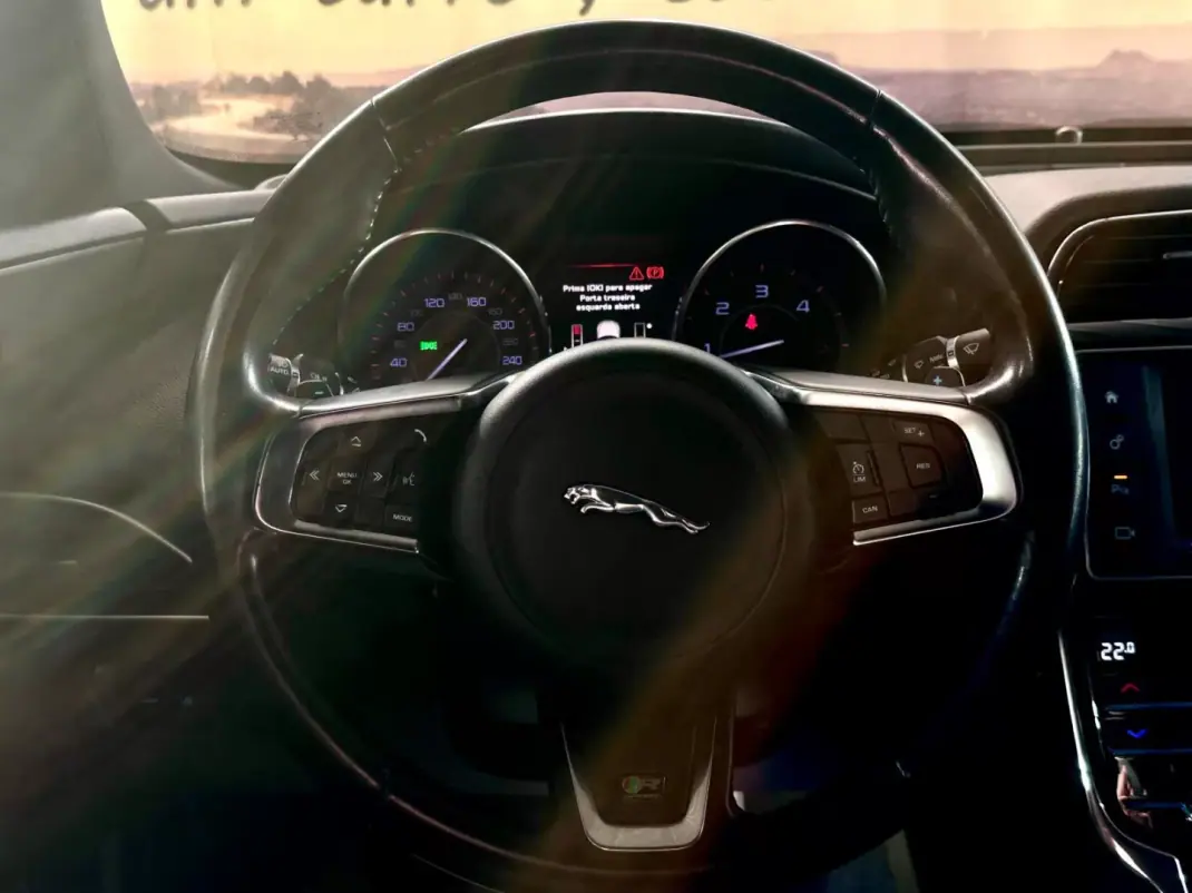 Jaguar XE 2017 - 16900 EUR, 230128 km - AUTO.MOTO.pt - 230128km - foto 21 de 28