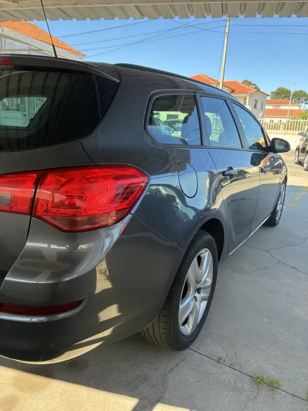 Opel Astra Sports Tourer 2011 - 2999 EUR, 329000 km - AUTO.MOTO.pt - 329000km - foto 5 de 20