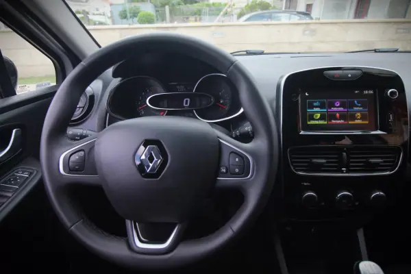 Renault Clio Sport Tourer 2020 - 12990 EUR, 53000 km - AUTO.MOTO.pt - 53000km - foto 15 de 36