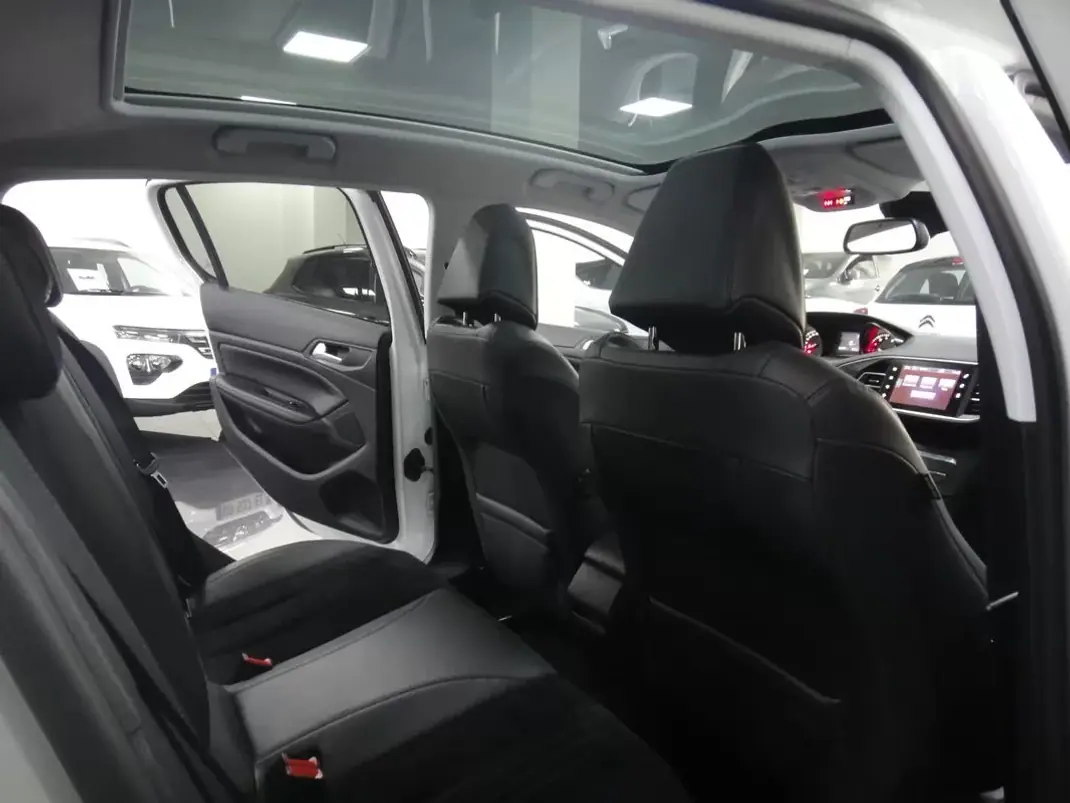 Peugeot 308 2016 - 10500 EUR, 136000 km - AUTO.MOTO.pt - 136000km - foto 18 de 26