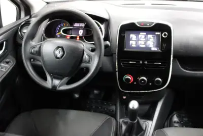 Renault Clio 2015 - 7900 EUR, 146950 km - AUTO.MOTO.pt - 146950km - foto 8 de 15