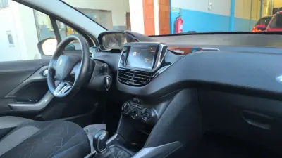 Peugeot 2008 2017 - 11500 EUR, 145000 km - AUTO.MOTO.pt - 145000km - foto 6 de 15