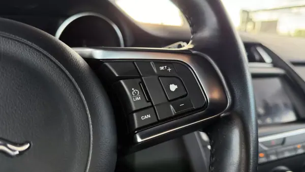 Jaguar E-Pace 2019 - 24500 EUR, 164000 km - AUTO.MOTO.pt - 164000km - foto 35 de 64