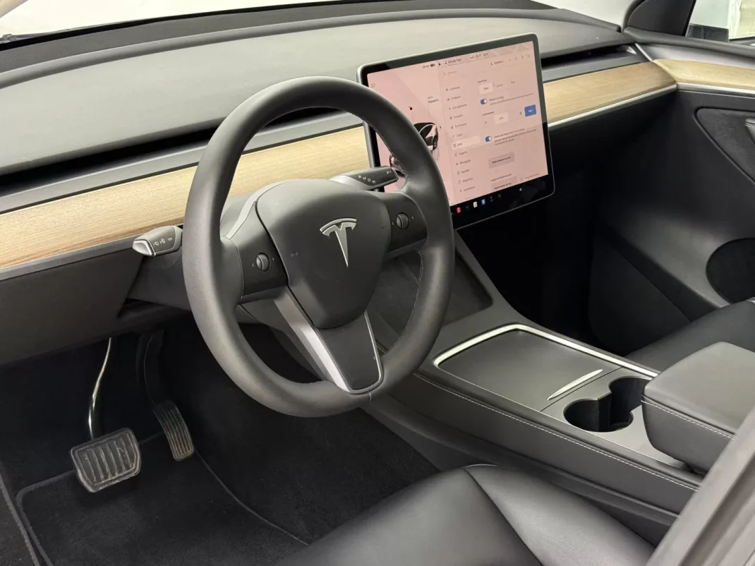 Tesla Model Y 2022 - 34890 EUR, 49800 km - AUTO.MOTO.pt - 49800km - foto 30 de 32