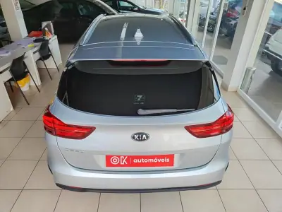 Kia Ceed SW 2019 - 18250 EUR, 70500 km - AUTO.MOTO.pt - 70500km - foto 10 de 35