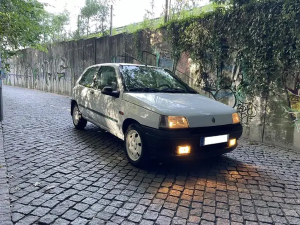 Renault Clio 1993 - 3900 EUR, 283000 km - AUTO.MOTO.pt - 283000km - foto 32 de 39