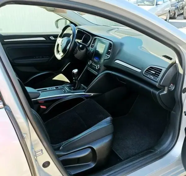 Renault Mégane 2020 - 18990 EUR, 82646 km - AUTO.MOTO.pt - 82646km - foto 2 de 23