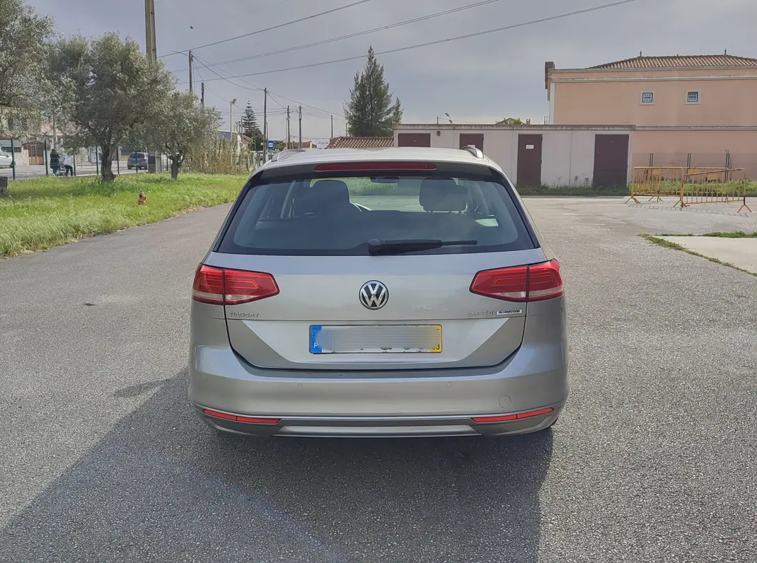 Volkswagen Passat Variant 2015 - 13750 EUR, 203000 km - AUTO.MOTO.pt - 203000km - foto 4 de 18