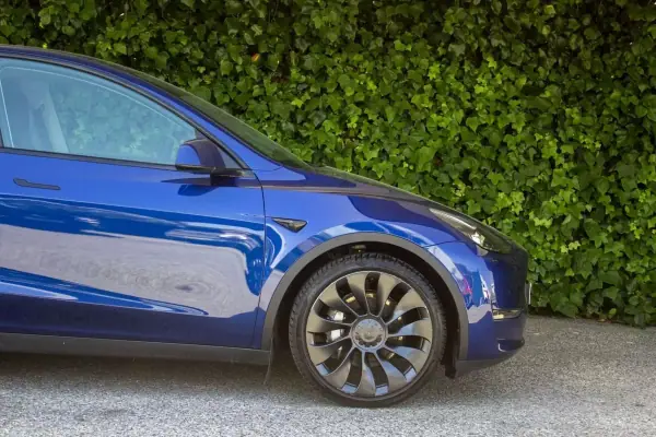 Tesla Model Y 2021 - 32500 EUR, 97400 km - AUTO.MOTO.pt - 97400km - foto 5 de 17