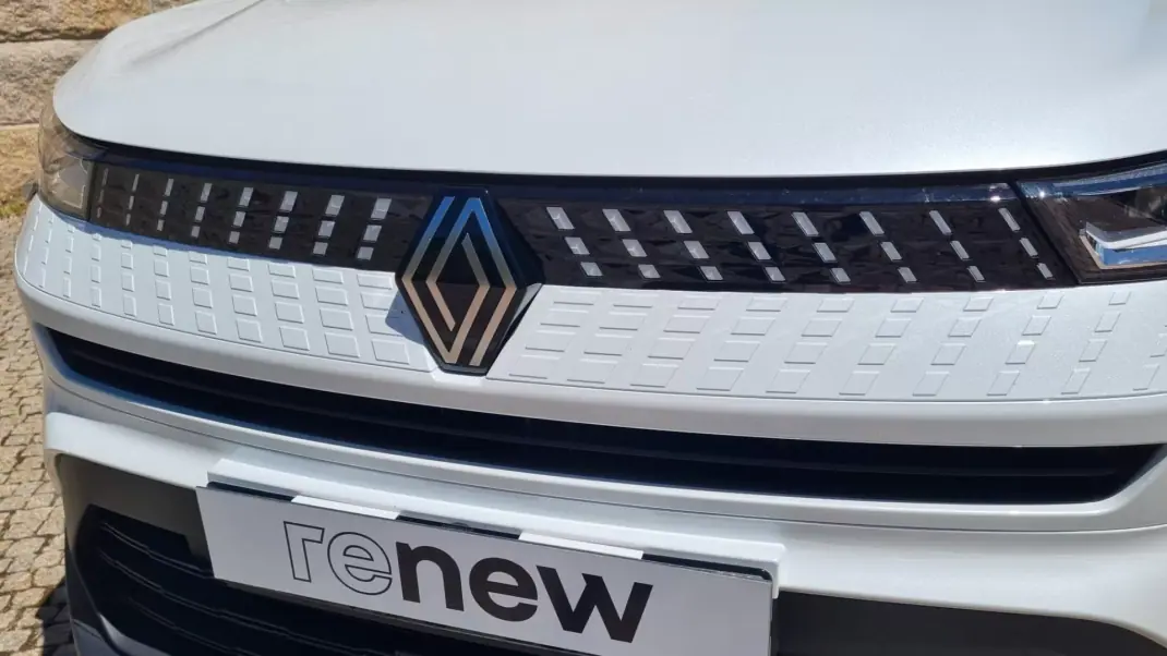 Renault Captur 2025 - 24000 EUR, 10335 km - AUTO.MOTO.pt - 10335km - foto 11 de 36