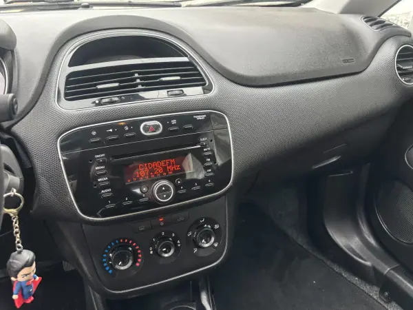 Fiat Punto Evo 2015 - 4500 EUR, 135000 km - AUTO.MOTO.pt - 135000km - foto 12 de 17