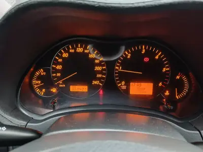 Toyota Avensis 2006 - 4999 EUR, 360000 km - AUTO.MOTO.pt - 360000km - foto 12 de 12