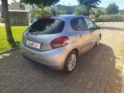 Peugeot 208 2019 - 10500 EUR, 68495 km - 68495km - foto 4 de 13