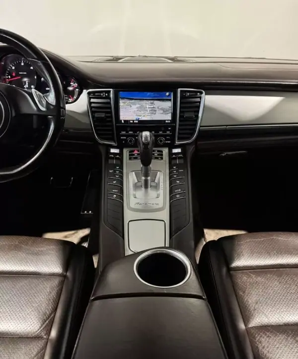 Porsche Panamera 2011 - 36900 EUR, 197360 km - AUTO.MOTO.pt - 197360km - foto 17 de 60