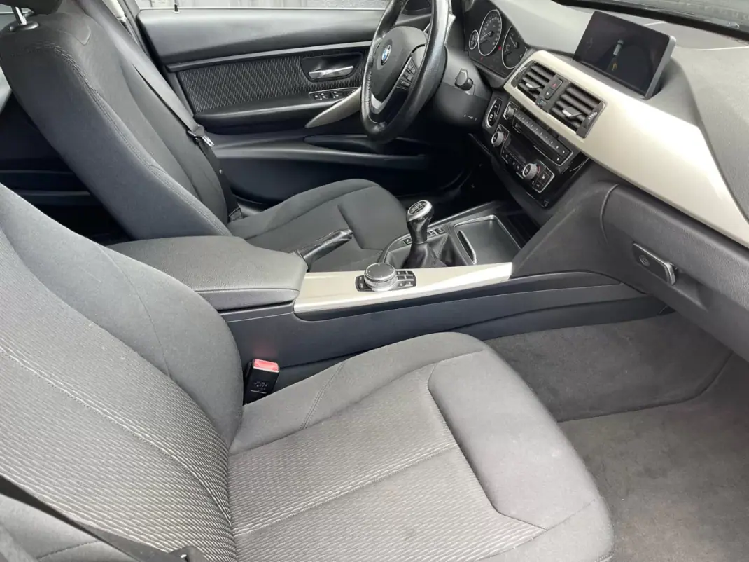 BMW 318 2017 - 17900 EUR, 215800 km - AUTO.MOTO.pt - 215800km - foto 9 de 12