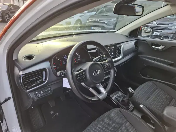 Kia Stonic 2018 - 12850 EUR, 45000 km - AUTO.MOTO.pt - 45000km - foto 25 de 29