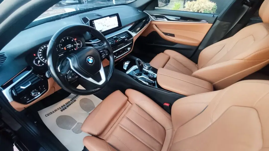 BMW 520 2018 - 29990 EUR, 130000 km - AUTO.MOTO.pt - 130000km - foto 31 de 43