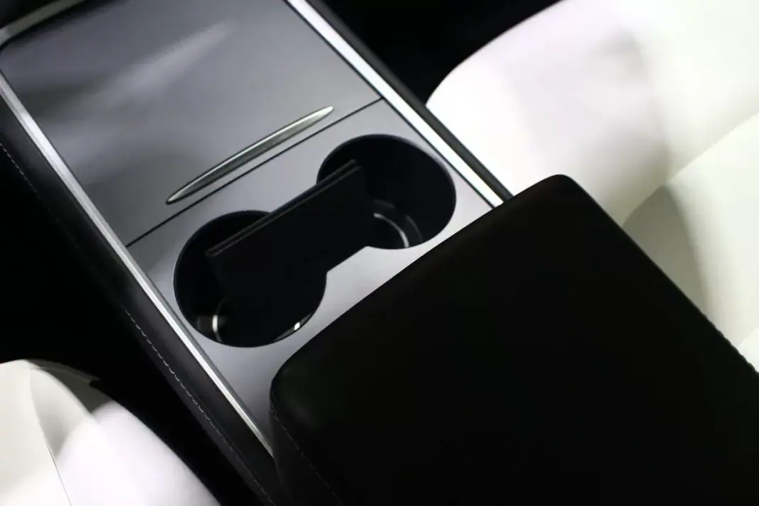 Tesla Model Y 2021 - 32240 EUR, 132000 km - AUTO.MOTO.pt - 132000km - foto 36 de 38