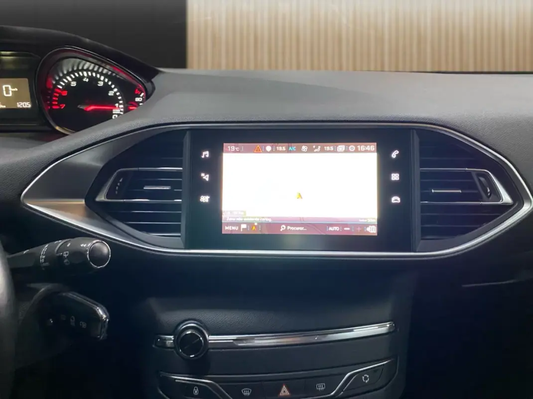 Peugeot 308 SW 2019 - 12450 EUR, 65800 km - AUTO.MOTO.pt - 65800km - foto 11 de 19