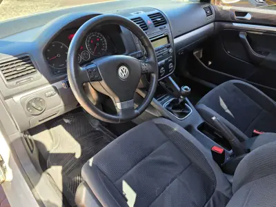 Volkswagen Jetta 2009 - 8750 EUR, 215000 km - AUTO.MOTO.pt - 215000km - foto 3 de 6