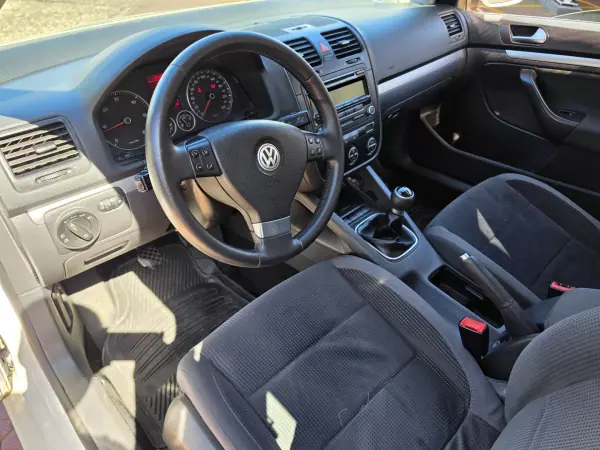 Volkswagen Jetta 2009 - 8750 EUR, 215000 km - AUTO.MOTO.pt - 215000km - foto 3 de 6