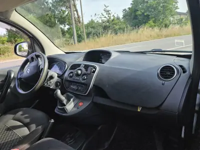 Renault Kangoo 3 Lugares 1.5 DCI IVA Dedutível 2015 - 7990 EUR, 205000 km - AUTO.MOTO.pt - 205000km - foto 9 de 12