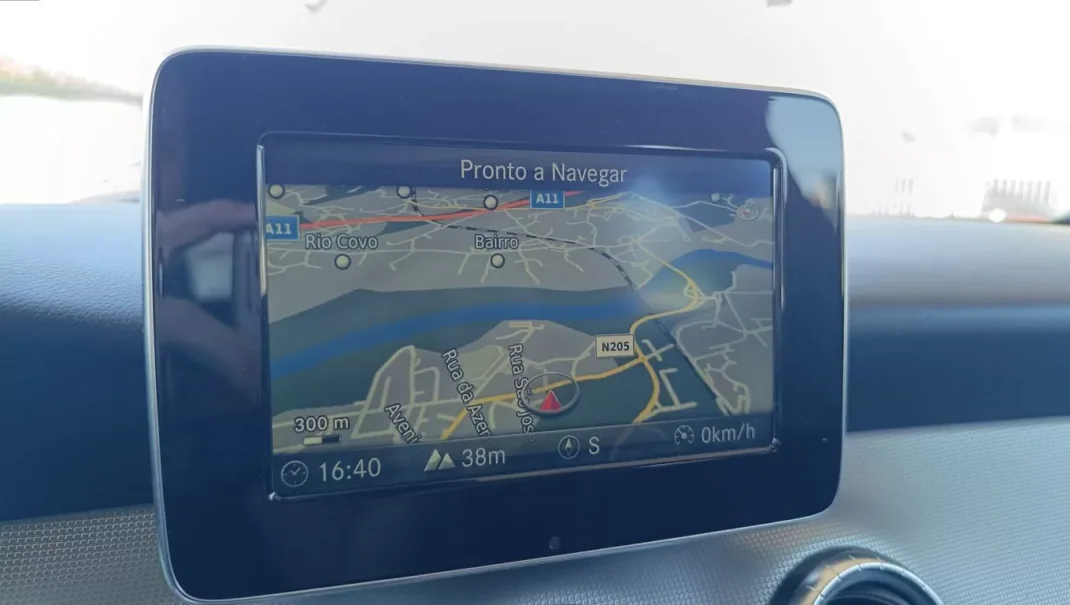 Mercedes-Benz CLA 220 2017 - 26900 EUR, 106416 km - AUTO.MOTO.pt - 106416km - foto 22 de 23