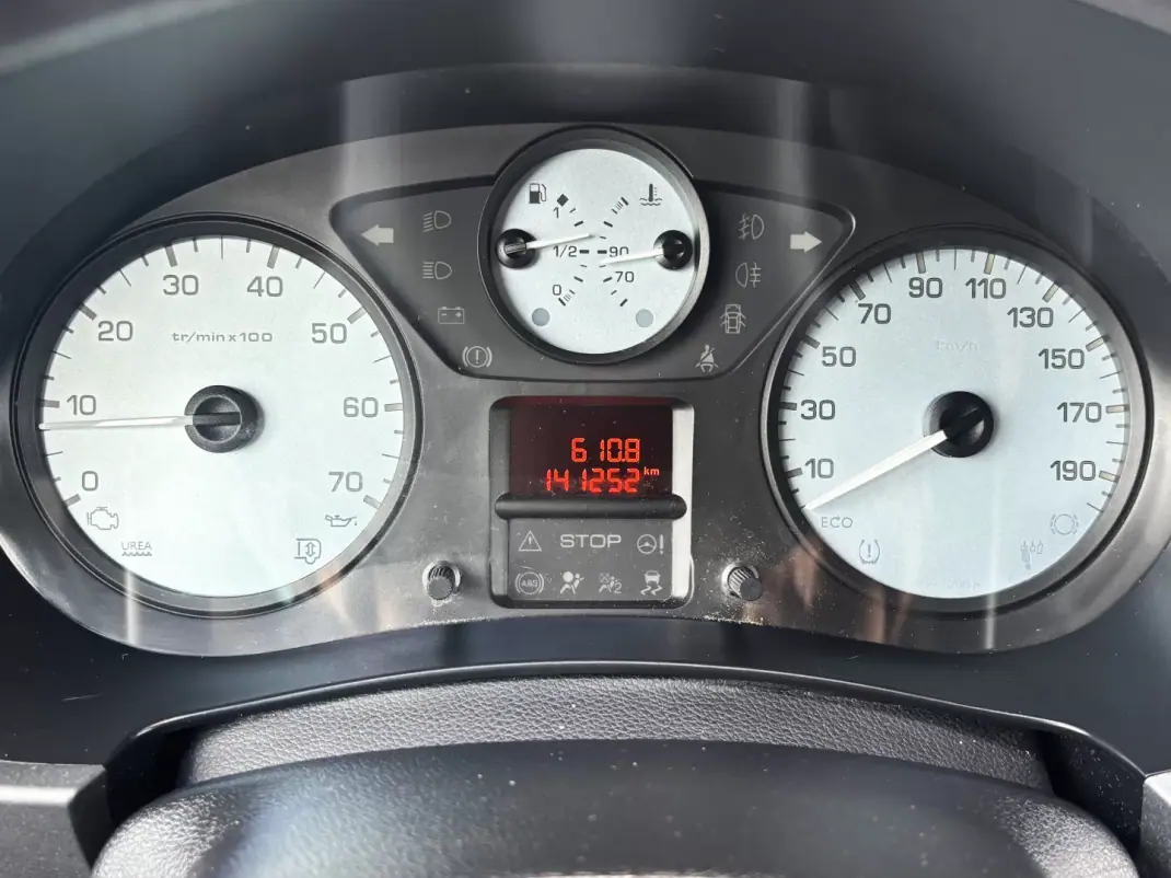 Peugeot Partner 2018 - 14900 EUR, 140000 km - AUTO.MOTO.pt - 140000km - foto 17 de 37