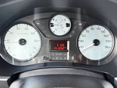 Peugeot Partner 2018 - 14900 EUR, 140000 km - AUTO.MOTO.pt - 140000km - foto 17 de 37