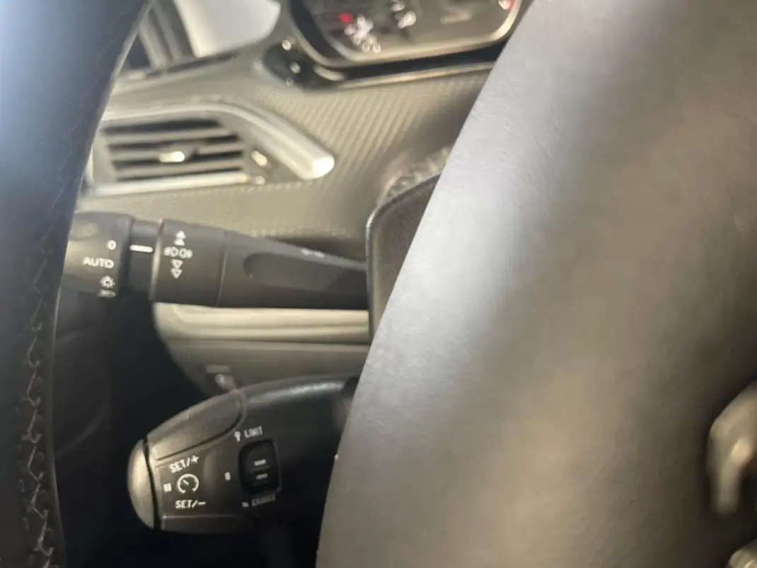 Peugeot 208 2018 - 8899 EUR, 106000 km - AUTO.MOTO.pt - 106000km - foto 39 de 42