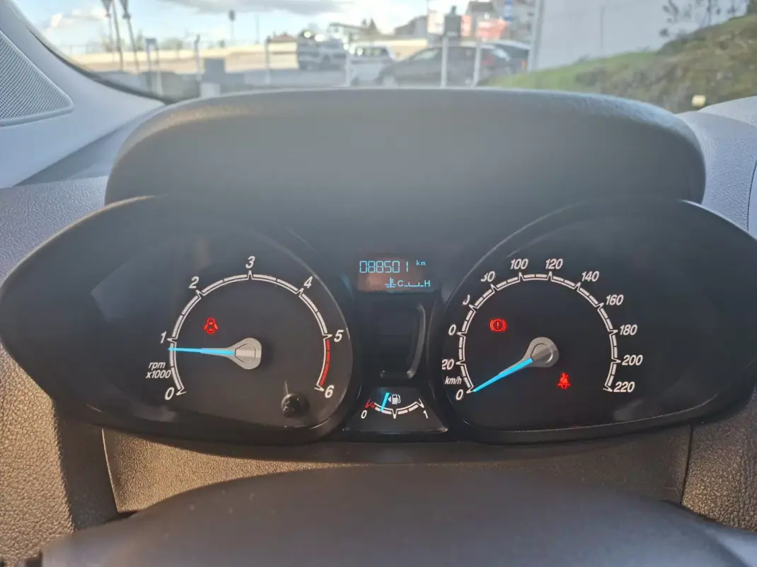 Ford Transit Courier 2021 - 12990 EUR, 88501 km - AUTO.MOTO.pt - 88501km - foto 9 de 15