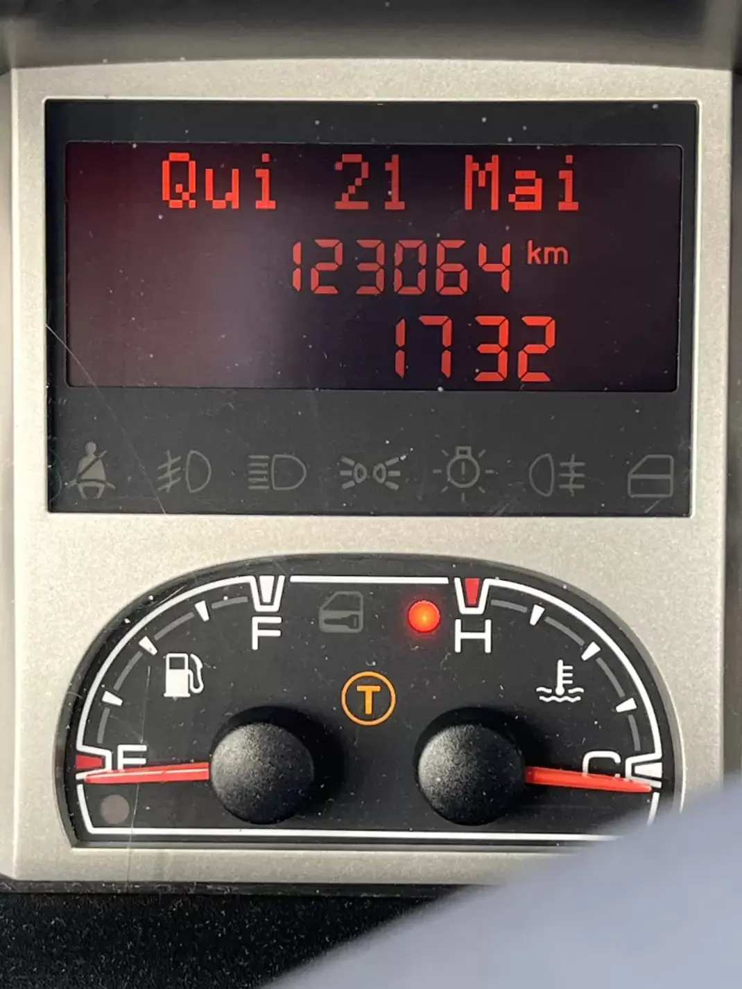 Iveco 2010 - 13250 EUR, 123000 km - AUTO.MOTO.pt - 123000km - foto 8 de 11