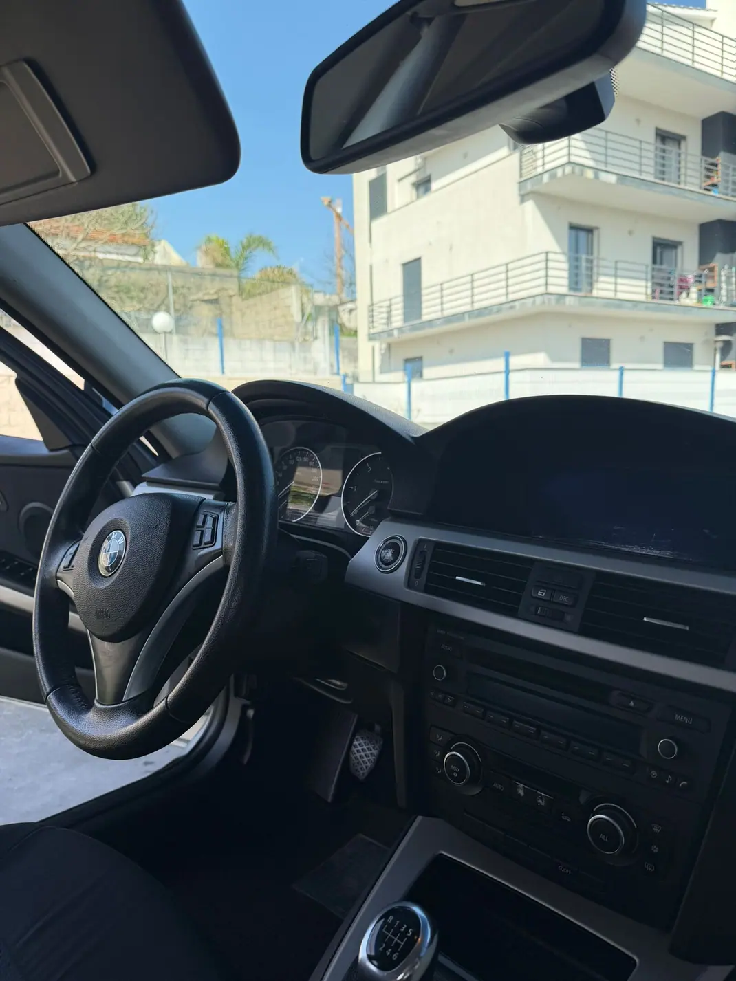 BMW 318 2010 - 8750 EUR, 233000 km - AUTO.MOTO.pt - 233000km - foto 9 de 10