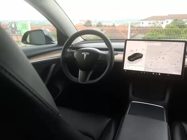 Tesla Model 3 2022 - 36490 EUR, 19253 km - AUTO.MOTO.pt - 19253km - foto 12 de 18