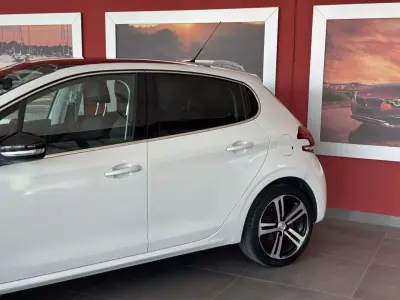 Peugeot 208 2017 - 12990 EUR, 101119 km - AUTO.MOTO.pt - 101119km - foto 4 de 22