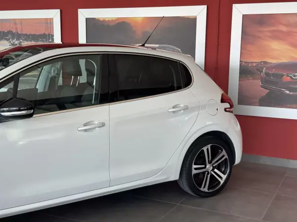 Peugeot 208 2017 - 12990 EUR, 101119 km - AUTO.MOTO.pt - 101119km - foto 4 de 22