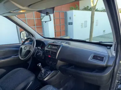 Opel Combo 2014 - 8490 EUR, 146000 km - AUTO.MOTO.pt - 146000km - foto 13 de 16