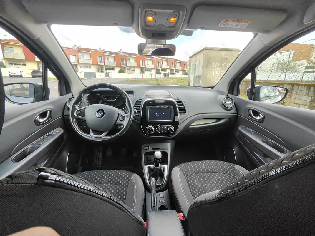 Renault Captur 2017 - 11000 EUR, 143000 km - AUTO.MOTO.pt - 143000km - foto 3 de 22