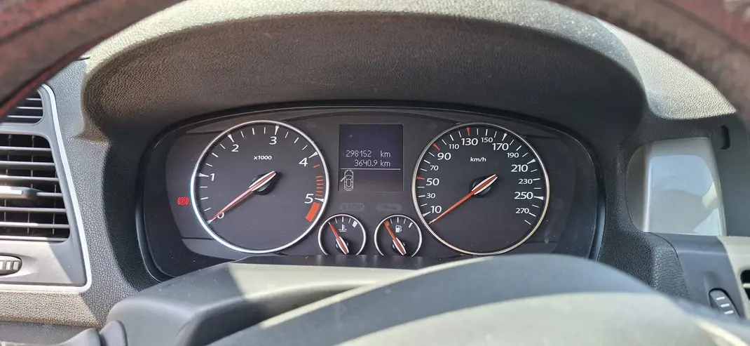 Renault Laguna Break 2012 - 4900 EUR, 299000 km - AUTO.MOTO.pt - 299000km - foto 4 de 7
