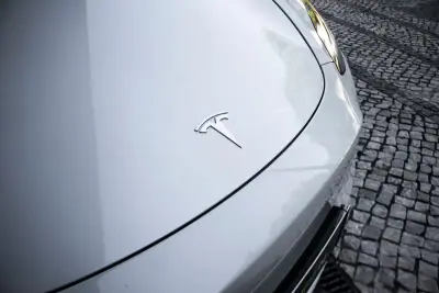 Tesla Model Y 2023 - 37900 EUR, 74250 km - AUTO.MOTO.pt - 74250km - foto 9 de 40